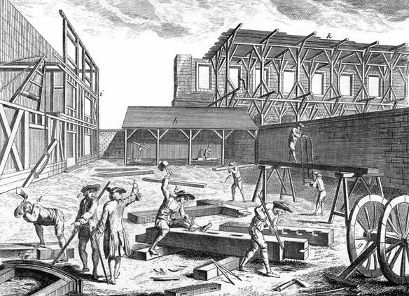 Grabado del siglo XVIII de un taller de carpintería donde los obreros escuadran vigas con hachas y azuelas y aserran sobre caballetes